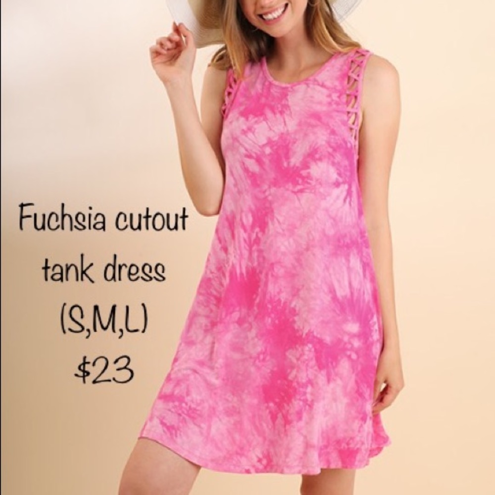 Comfy dress with shoulder cutouts